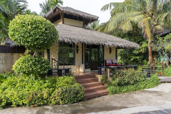 Nyd eksotisk overnatning i en Tropicana hytte med stråtag i tropisk have på Koh Chang.
