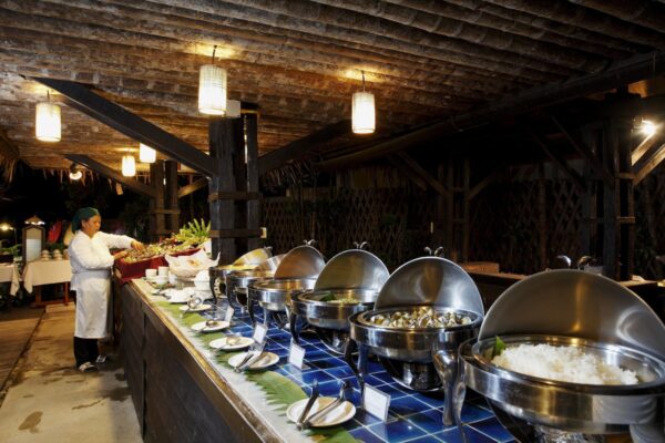 Centara buffet madlavning: mand der forbereder et variabelt udvalg af retter