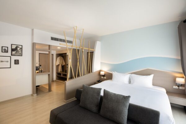  hotelværelse på Centara Cha-Am Beach Resort med komfortabel seng og praktisk natbord