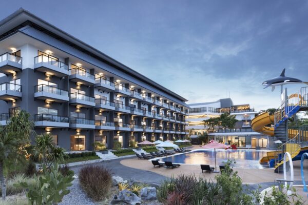 Centara Cha-Am Beach Resort med vandrutsjebane og pool i skumringen