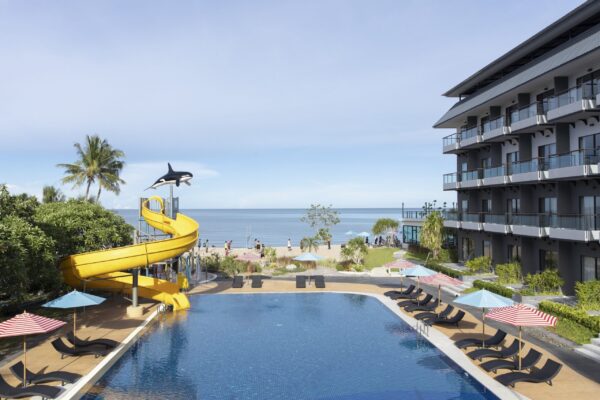 Swimmingpool med rutsjebane på Centara Cha-Am Beach Resort Hotel