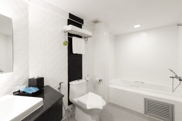 Centara hotel badeværelse med sort og hvidt design, toilet og håndvask