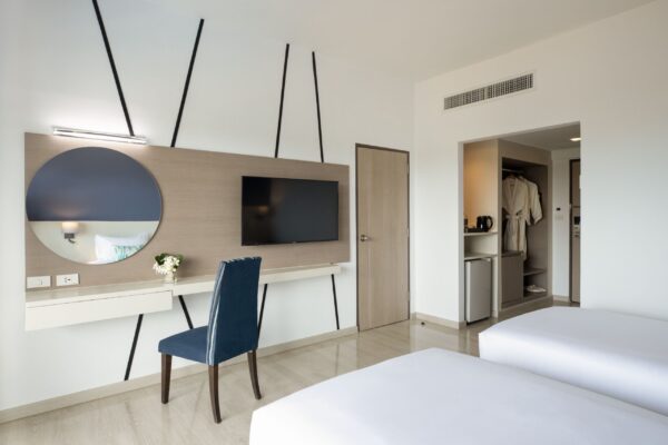 Centrara hotelværelse med to senge og skrivebord