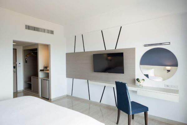 Centara Cha-Am Beach Resort med komfortable værelser omfatter en seng, skrivebord og TV for et afslappende ophold. Ideel for feriegæster,