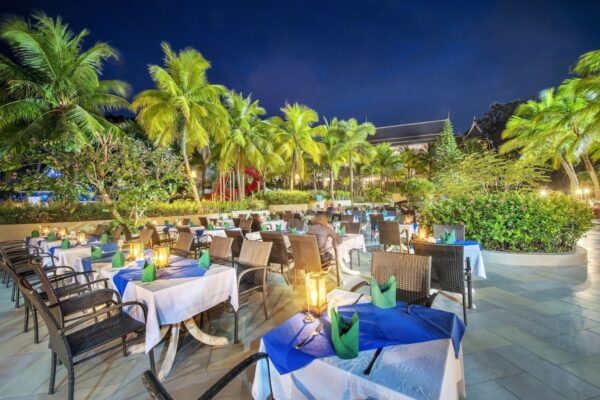 Thailandsk landsbyrestaurant, Chada ved nattetid med palmetræer i baggrunden