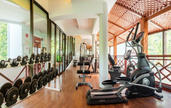 Gymningsfaciliteter i Chada Thai Village, Krabi. Dette motionsrum tilbyder en bred vifte af fitnessudstyr, herunder løbebånd, motionscykler,