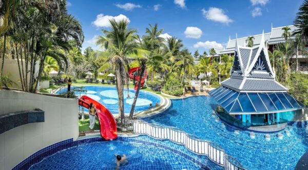 Chada Krabi Thai Village med pool og vandrutsjebane omgivet af palmetræer