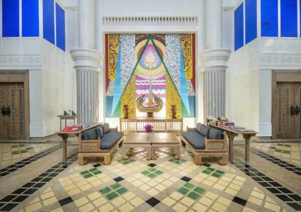 Interiør af Chada Krabi Thai Village hotellobby med stort vægmaleri