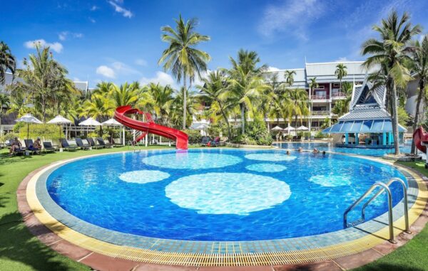 Chada Krabi Thai Village med swimmingpool, palmetræer og vandrutsjebane