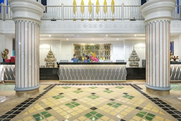 Hotel Chada Thai Village lobby med søjler og flisebelagt gulv