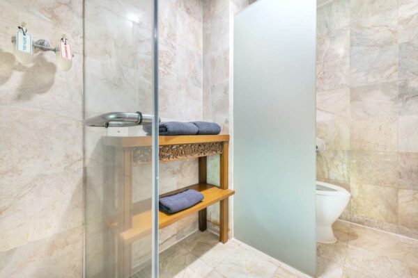 Moderne Chada Krabi badeværelse med glasbrusekabine og toilet
