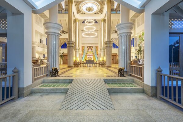 Hotellobbydesign inspireret af traditionel thailandsk arkitektur i Krabi med karakteristiske søjler og søjler