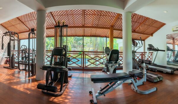 Oplev en intens træning i Chada Krabi Thai Villages luksuriøse fitnessrum med moderne træningsudstyr, mens du nyder og spektakulær udsigt