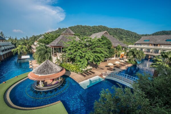  Chada Lanta Beach Resort fra oven, der viser swimmingpool og frodige grønne områder.