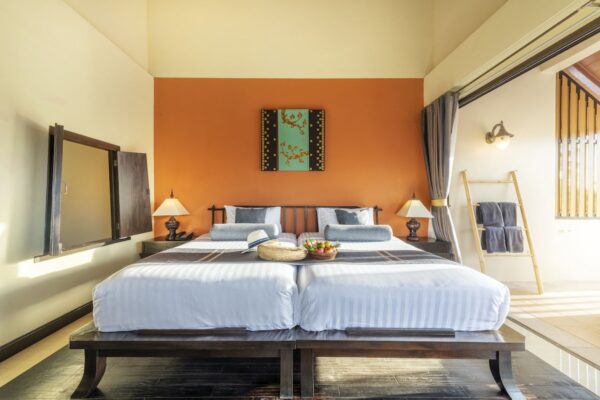 Søgning: Billig strand resort med senge på soveværelset og orange væg.