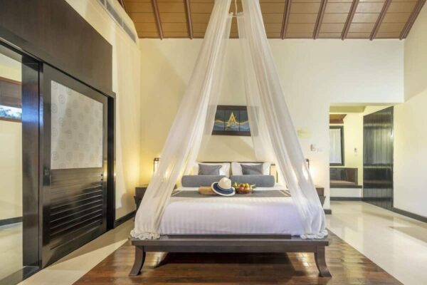 Chada Lanta Beach Resort soveværelse med trægulve og himmelseng