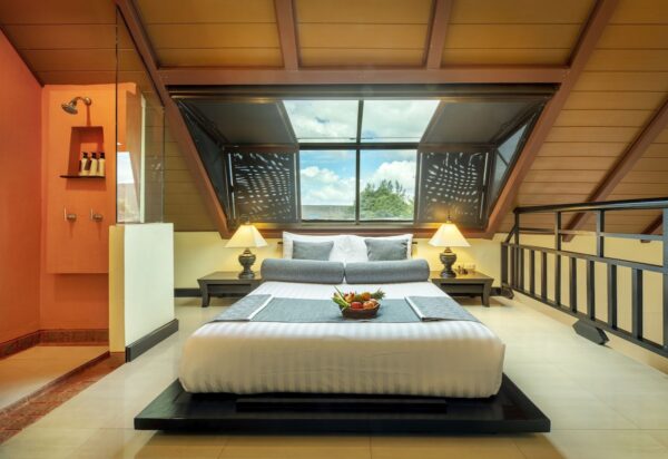 Chada Lanta Beach Resort soveværelse med seng og udsigt til himlen