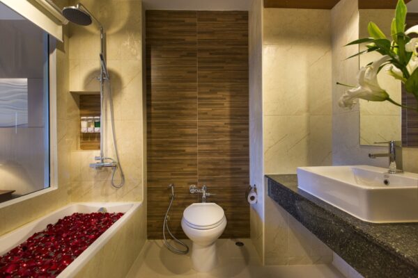 Moderne badeværelse på Chanalai Garden Resort med håndvask, toilet og bruser