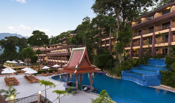 Resort med swimmingpool og liggestole i smuk have: Chanalai