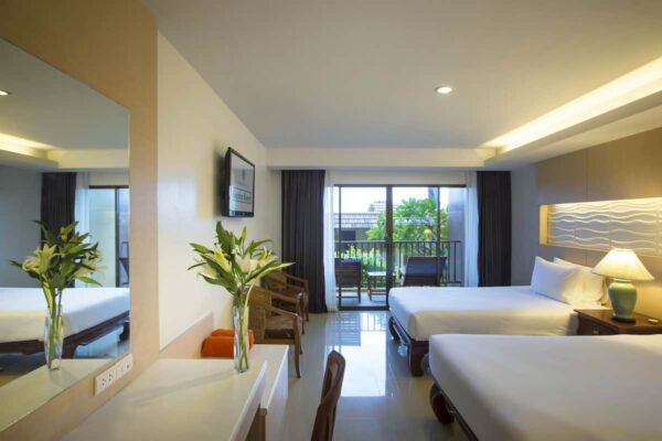 Hotelværelse med senge og balkon på Chanalai Garden Resort