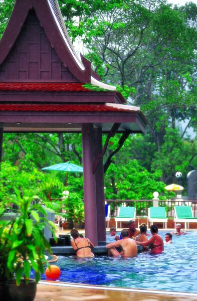 Mennesker der slapper af i have swimmingpoolen på Chanalai Resort