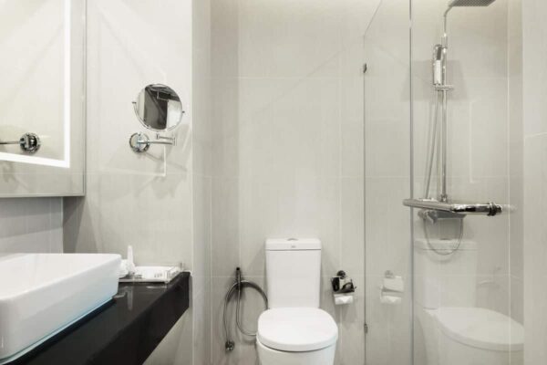 Chanalai Garden Resort rummeligt badeværelse med bruser, toilet og håndvask