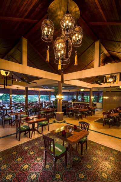 Chanalai Garden Resort rummer en generøs spiseplads udstyret med elegant borde og behagelig stole. Stedet er ideelt til både intim middag og