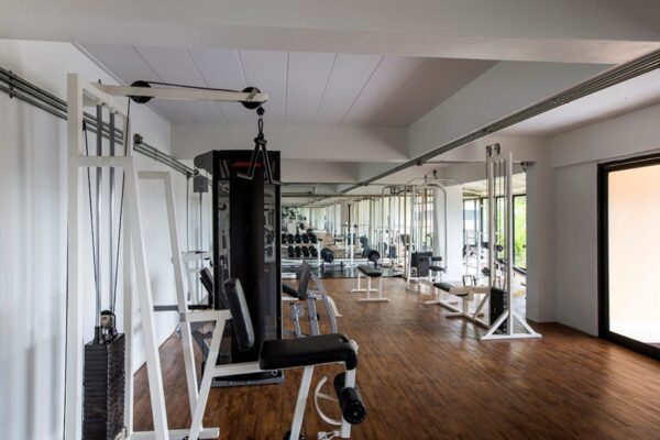 Opdag det veludstyrede Garden-gymnastiklokale på Chanalai Resort, med moderne træningsfaciliteter omgivet af frodige grønne områder.