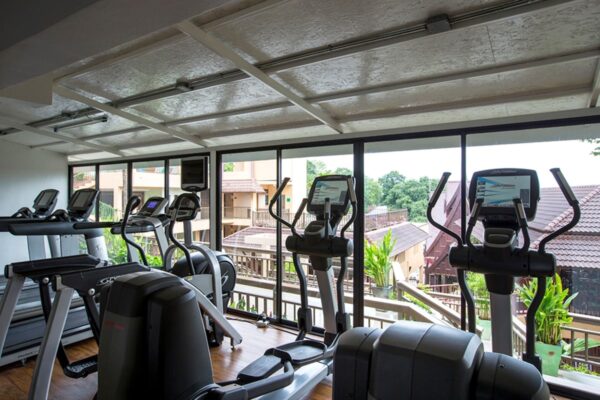 Chanalai Garden Resort fitnesscenter udstyret med flere løbebånd til gæsternes brug