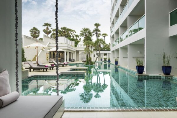 Roligt swimmingpoolområde på luksusresort - Chanalai Romantica Resort. Perfekt indkvartering til romantiske getaways eller afslappende