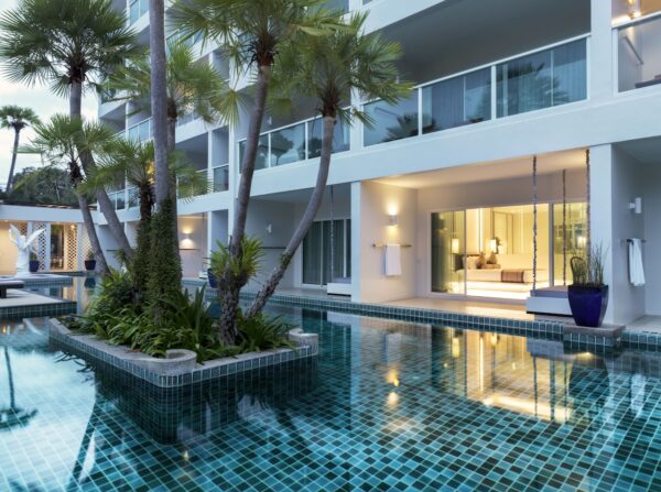 Chanalai Romantica Resorts swimmingpool beliggende i centrum af et lejlighedskompleks.