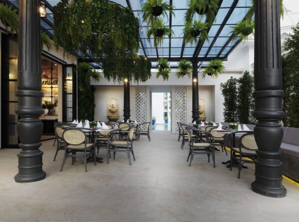 Chanalai Romantica Resort restaurant med borde, stole og planter