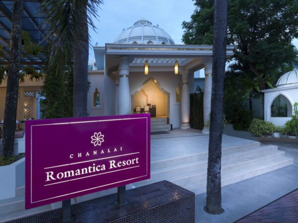 Chanalai Romantica Resort, Phuket: Romantisk ferie i Thailand med et strejf af Rumænien. Dette resort byder på luksuriøse og indbydende