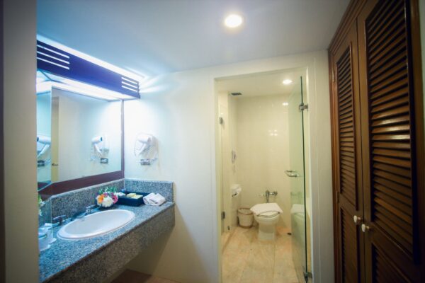 Moderne badeværelser med toilet, håndvask og spejl på Duangtawan Hotel i Chiang Mai