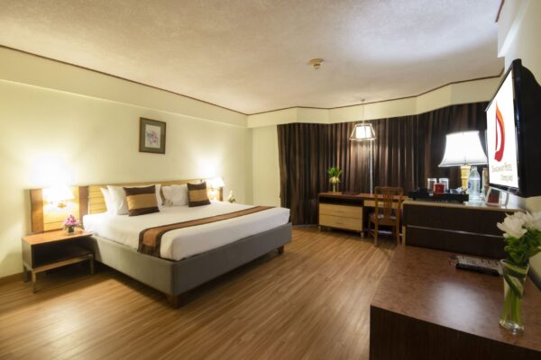 Duangtawan Hotel Chiang Mai med komfortabel seng, rummeligt skrivebord og moderne TV i værelset