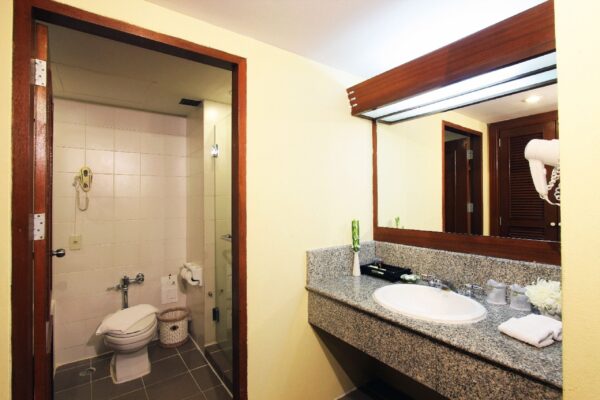 Chiang Mai Duangtawan Hotel værelser med moderne faciliteter, badeværelse med toilet, håndvask og spejl