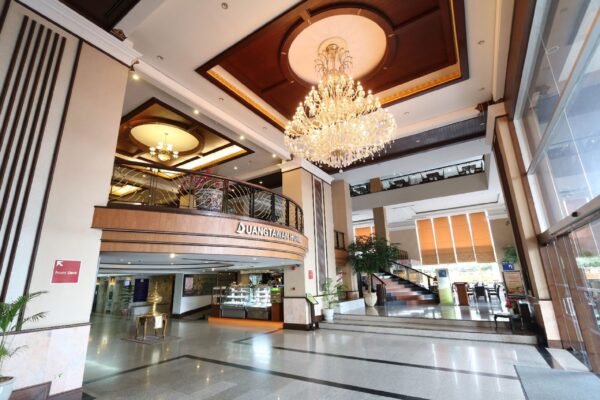 Duangtawan Hotel Chiang Mai Lobbyindretning med stor lysekrone.