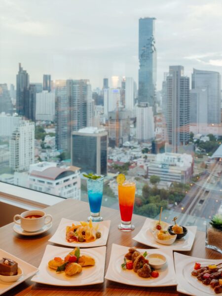 Udsigtsbord på Eastin Grand Hotel Sathorn med panoramaudsigt over byen