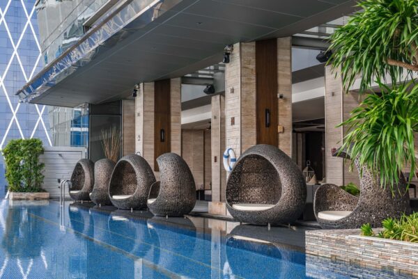 Hotel med swimmingpool i Sathorn distriktet: Eastin Grand Hotel. Roligt opholdssted med behagelig liggestole.