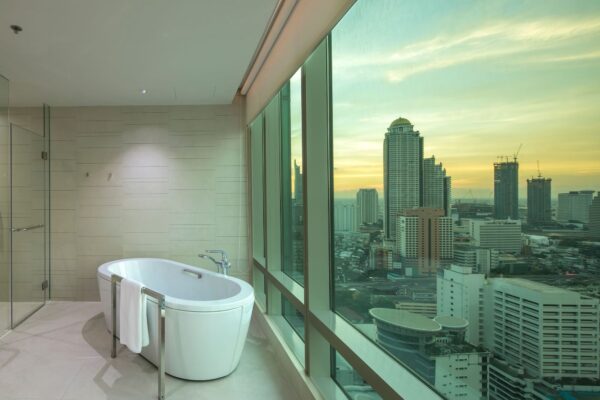 rummelig Sathorn Suite på Eastin Grand Hotel med panoramaudsigt over byen. Badeværelse i suiterne omfatter et badekar for optimal