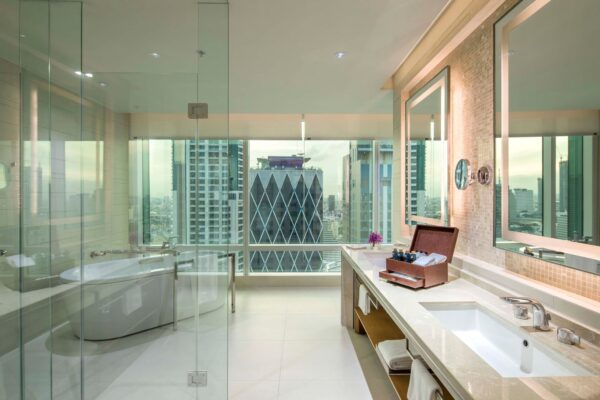 Eastin Grand Hotel Sathorn badeværelsesudsigt, bybillede gennem glasvindue, stor byudsigt fra hotellets badeværelse.