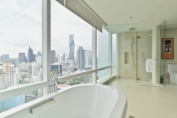 Hotelbadeværelse med badekar og byudsigt i Sathorn.