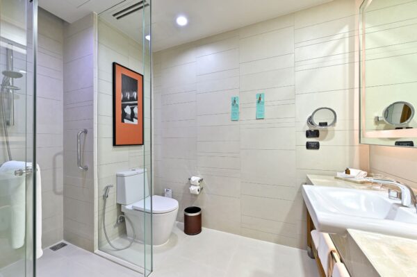 Eastin Sathorn Grand Hotel moderne badeværelse med glasbruser og toilet