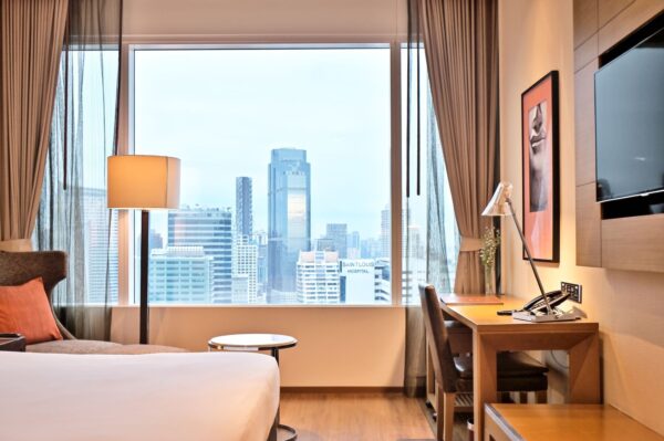 Hotelværelse med udsigt over byen i Eastin Grand Hotel Sathorn, Bangkok: moderne indretning med komfortable faciliteter, lige ved siden af