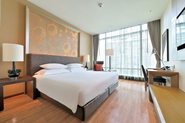 Eastin Grand Hotel Sathorn rummelige værelser med stort seng og fladskærms-tv