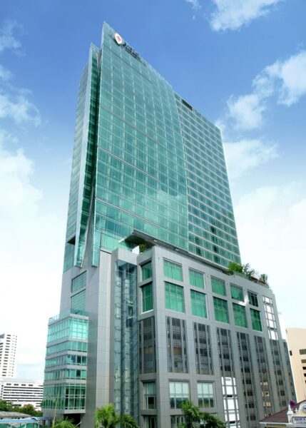 Grøn tag hoteller i Bangkok: Eastin Sathorn hotel med glasvinduer