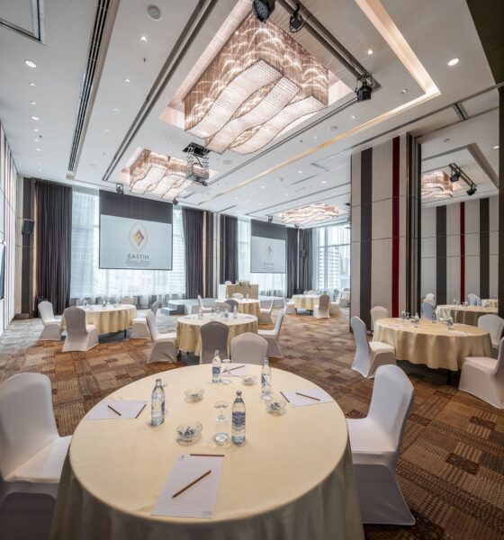 Østlige Grand Hotel Sathorn konference sal med hvide borde og stole