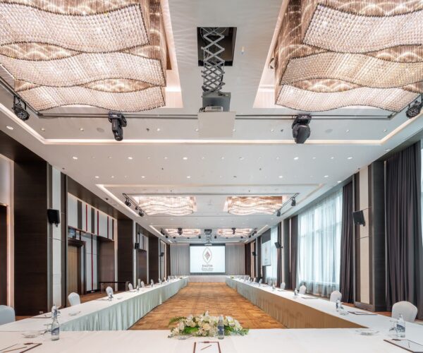 Moderne konferencelokale i Hotel Sathorn med rummelige hvide borde og stole