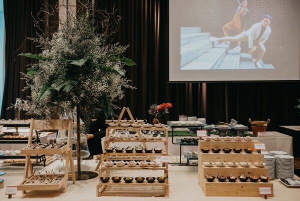 Eastin Grand Hotel Sathorn cupcake display på bord ved projektskærm