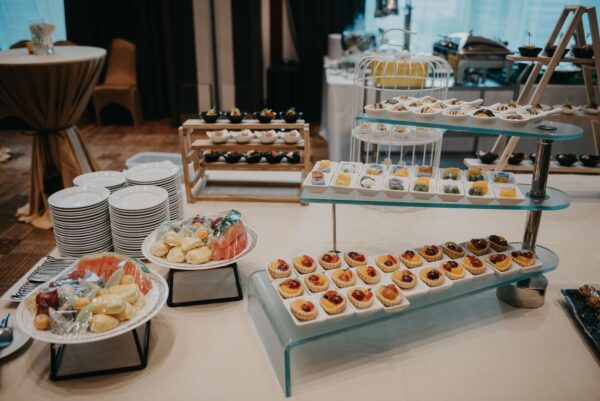 Buffetbord på Eastin Grand Hotel Sathorn med forskellige madvarer